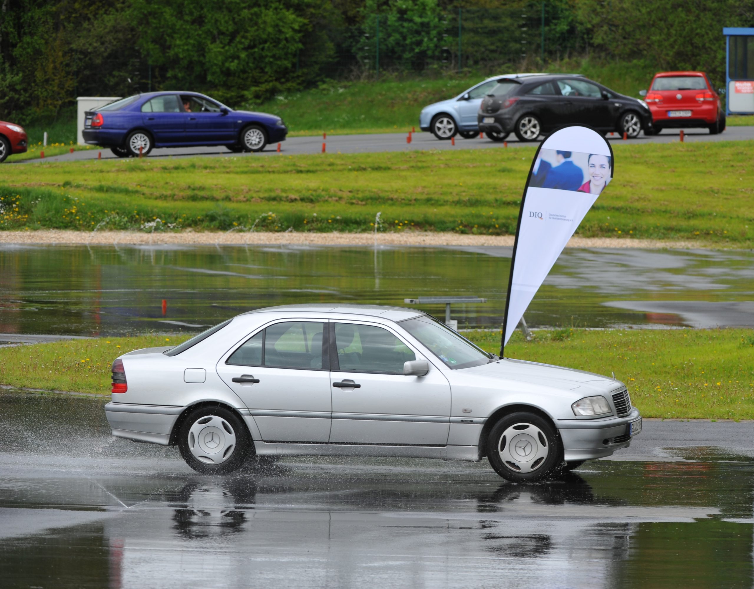 Auf der bewässerten Rundbahn wurden die Grenzen der Fahrphysik ausgelotet.