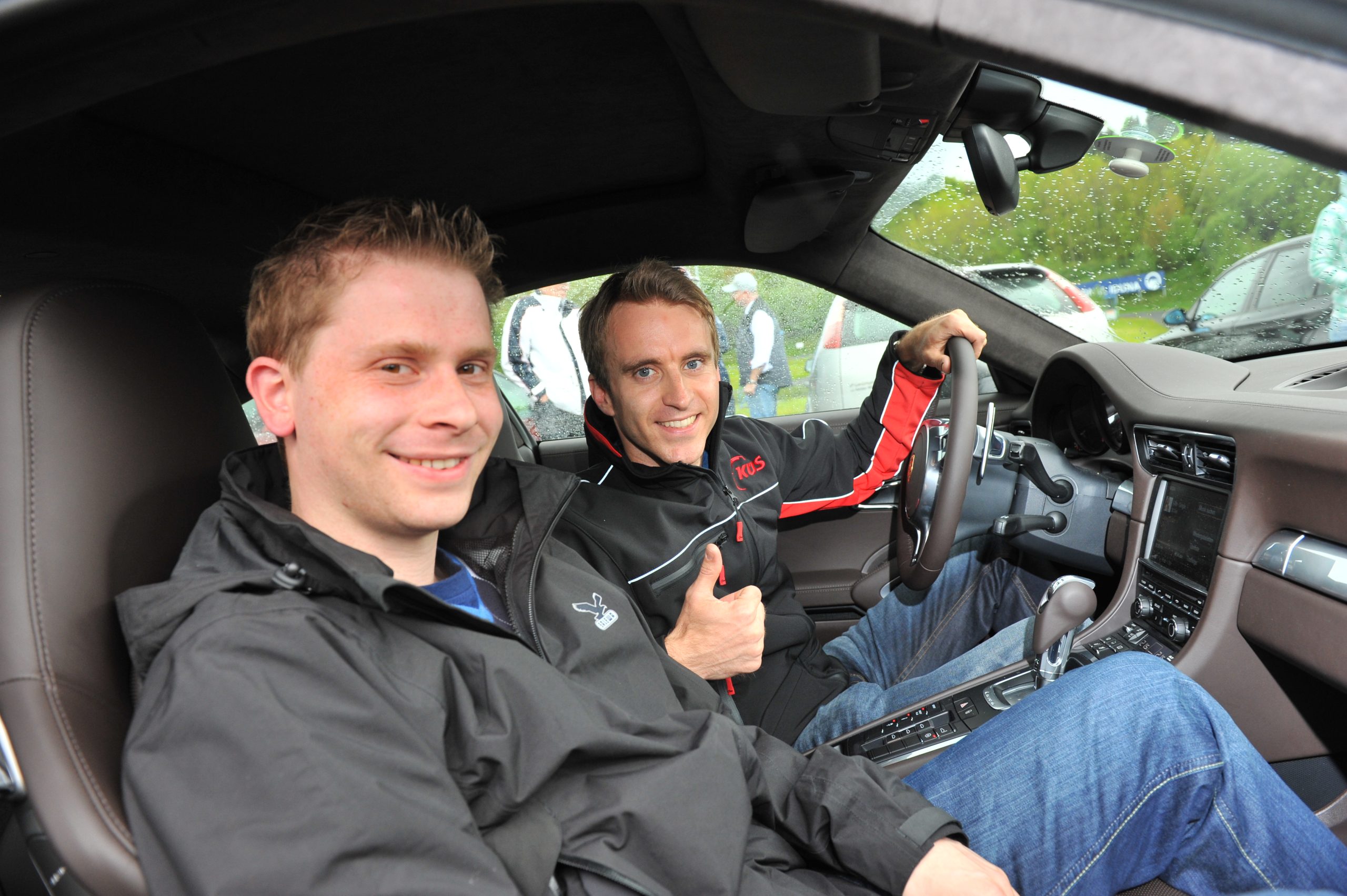 Einer der Höhepunkte für die jungen Leute: Die Taxifahrt mit Le Mans-Sieger Timo Bernhard im Porsche.