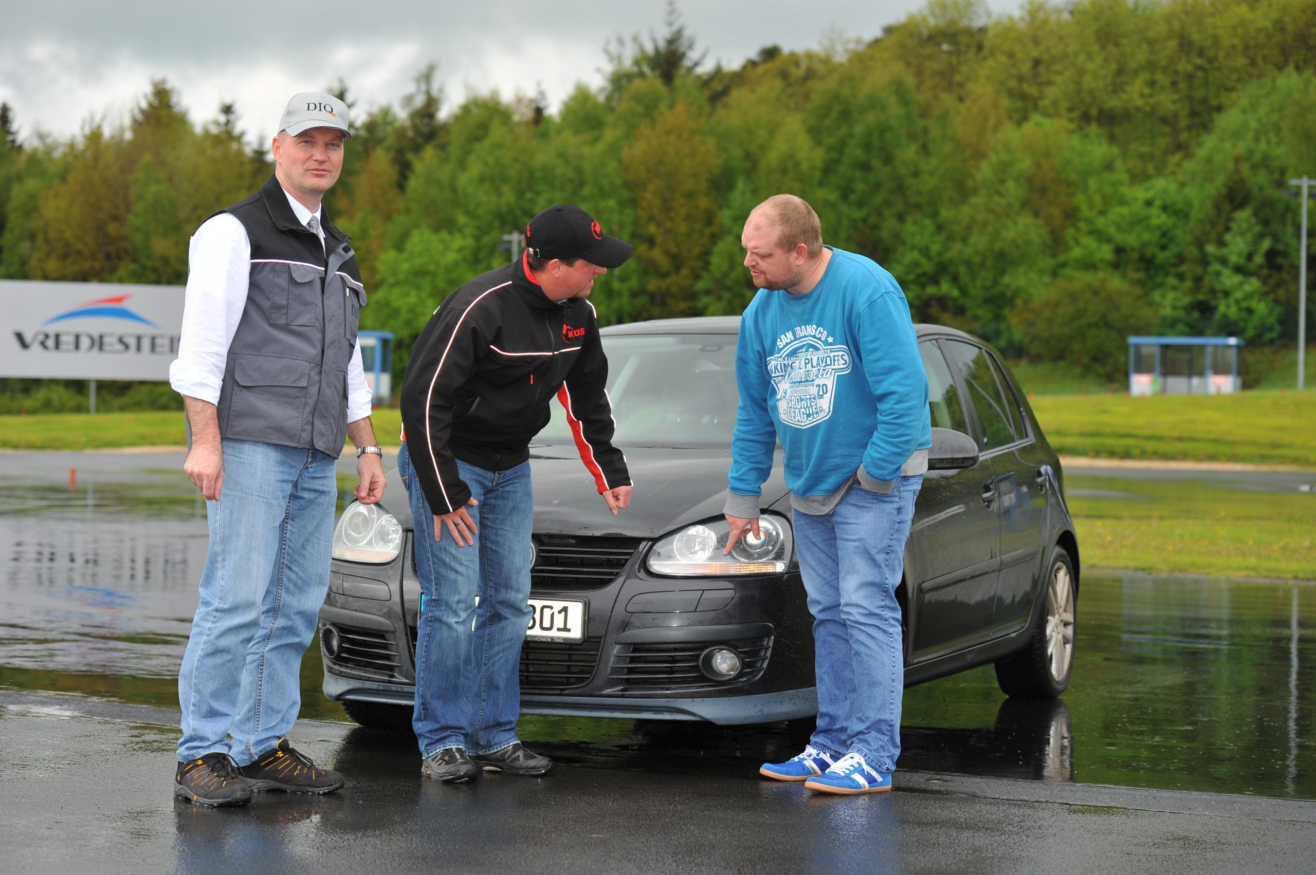 KÜS-Prüfingenieur Thomas Schuster unterstützt das DIQ und beantwortete den jungen Fahrern Fragen etwa zum Thema Beleuchtung am Fahrzeug. Links DIQ-Geschäftsführer Thomas Koch.